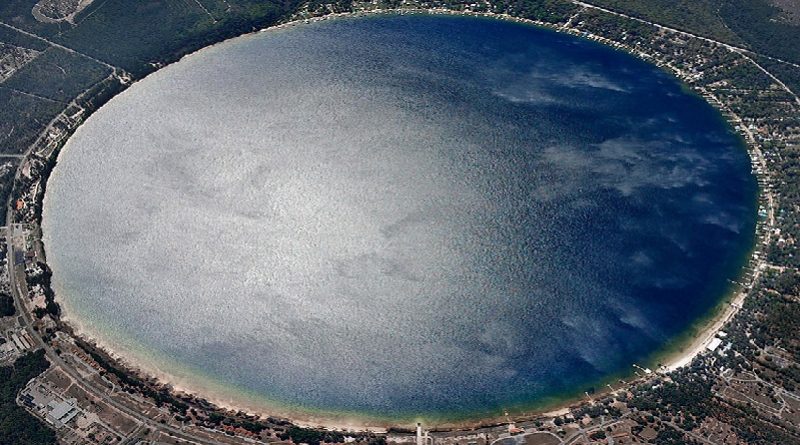 Kingsley Lake is a circular lake