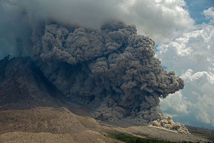 Here's Why Deadly Pyroclastic Flows From Volcanoes Travel So ...